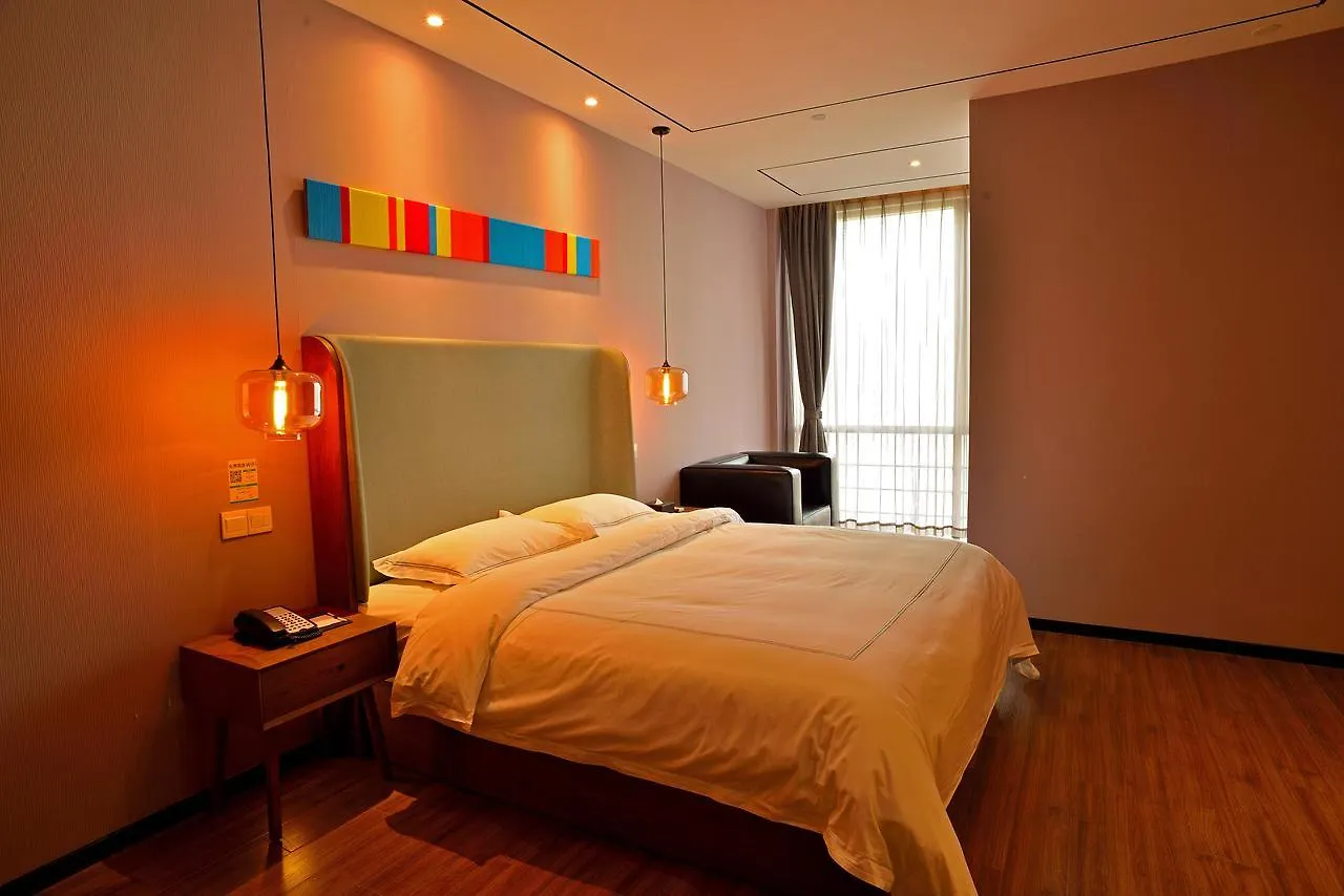 סוג'ואו Life Hotel 4*,